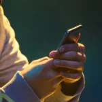 Membuka HP Orang Lain Tanpa Izin Bisa Dipenjara? Ini Dasar Hukumnya