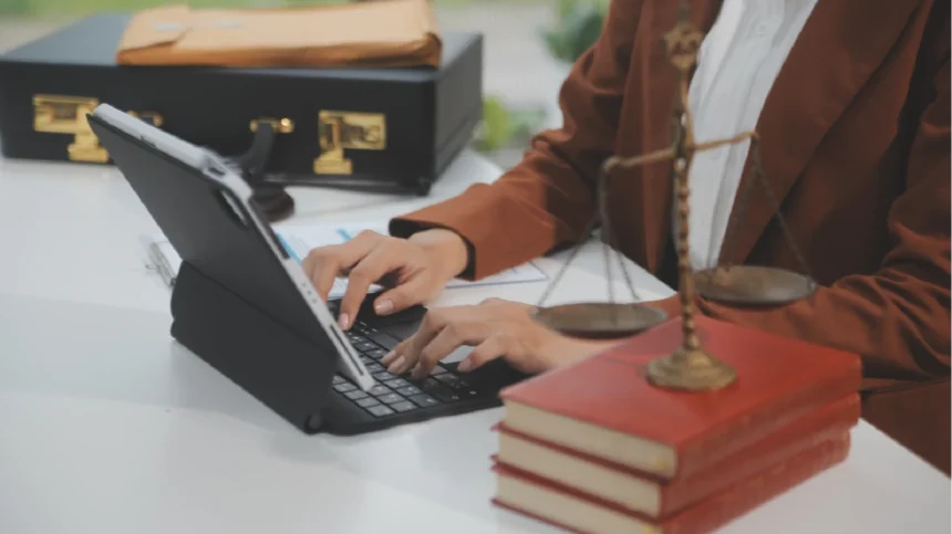 cara advokat menggunakan teknologi