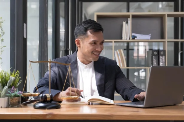 tingkat karir pengacara dari magang hingga partner firma hukum